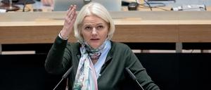 Verkehrssenatorin Regine Günther (parteilos), will kräftig in den Berliner Nahverkehr investieren.