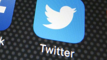 Ein paar Klicks zum Rechtsbruch: das Twitter-Logo auf einem Smartphone-Display.