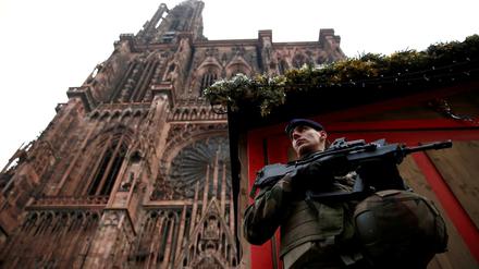 Ein französischer Soldat auf dem Straßburger Weihnachtsmarkt nach dem Anschlag.
