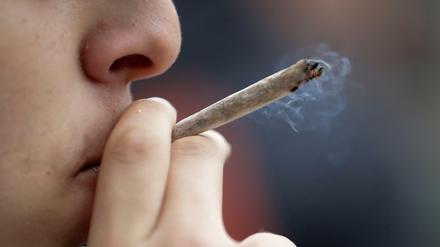 Schleichend. Gegner der Legalisierung warnen vor gesundheitlichen Gefahren. Hanfkonsum kann zu Depressionen und Psychosen führen, besonders bei Jugendlichen