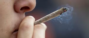 Schleichend. Gegner der Legalisierung warnen vor gesundheitlichen Gefahren. Hanfkonsum kann zu Depressionen und Psychosen führen, besonders bei Jugendlichen