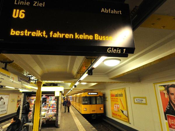 U-Bahnsteig im U-Bahnhof Kochstraße. Display zeigt Hinweis auf den Streik bei der BVG.