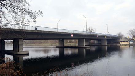 Die Salvador-Allende-Brücke über die Müggelspree ist für zehn Monate gesperrt.