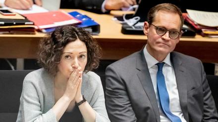 Ramona Pop (Bündnis 90/Die Grünen), und Michael Müller (SPD), mussten sich scharfe Angriffe von der Opposition anhören.