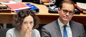 Ramona Pop (Bündnis 90/Die Grünen), und Michael Müller (SPD), mussten sich scharfe Angriffe von der Opposition anhören.