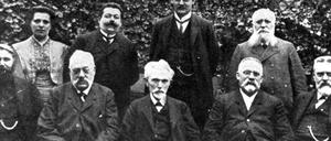 Was hätten die großen Persönlichkeiten der SPD zum Ende der Historischen Kommission gesagt? In der Mitte August Bebel, links hinten Friedrich Ebert.