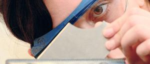 Eine Auszubildende bei einem Industriebetrieb (Symbolbild): Insgesamt steigt in Berlin und Brandenburg die Zahl der Ausbildungsstellen, die Zahl der unbesetzten Plätze aber viel stärker.