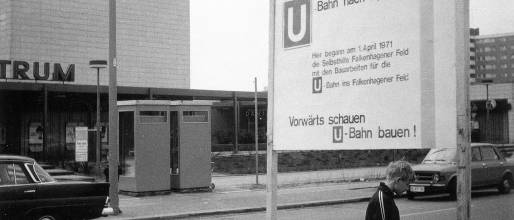 Aprilscherz 1971: Das U-Bahnbauschild an der Falkenseer Chaussee.