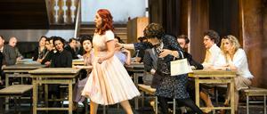 Deutsche Oper Berlin, La Sonnambula. Musikalische Leitung: Diego FasolisRegie: Jossi Wieler / Sergio MorabitoBühne und Kostüme: Anna ViebrockLicht: Reinhard Traub / Mario FleckDarsteller: Verena Gimadieva, Helene Schneidermann, Alexandra Hutton