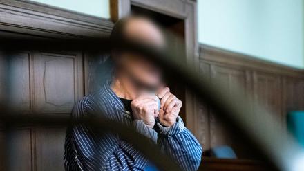 Der Angeklagte soll zwei Obdachlose mit Benzin übergossen und angezündet haben.