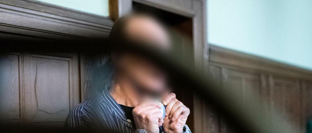 Der Angeklagte soll zwei Obdachlose mit Benzin übergossen und angezündet haben.