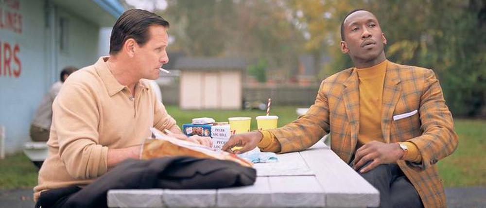 Der Chauffeur und der Pianist. Viggo Mortensen (l.) als Tony Vallelonga und Mahershala Ali als Donald Shirley in „Green Book“.