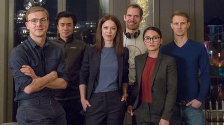 Neues, altes "Bad Bank"-Team: Albrecht Schuch (v.l.n.r.) Kameramann Ngo The Chau, Paula Beer, Regisseur Christian Zübert, Mai Duong Kieu und Drehbuchautor Oliver Kienle