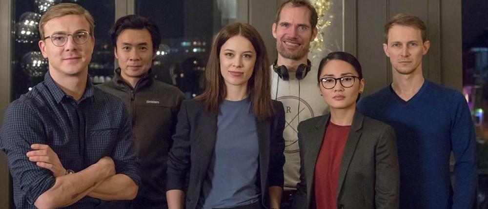Neues, altes "Bad Bank"-Team: Albrecht Schuch (v.l.n.r.) Kameramann Ngo The Chau, Paula Beer, Regisseur Christian Zübert, Mai Duong Kieu und Drehbuchautor Oliver Kienle