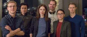 Neues, altes "Bad Bank"-Team: Albrecht Schuch (v.l.n.r.) Kameramann Ngo The Chau, Paula Beer, Regisseur Christian Zübert, Mai Duong Kieu und Drehbuchautor Oliver Kienle