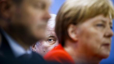 Der Fotograf Odd Andersen von der Agentur AFP überzeugte die Jury für die Kategorie "Scharfes Sehen" mit seinem Bild vom politischen Störenfried des Jahres: Horst Seehofer – hinter Kanzlerin Merkel und Vizekanzler Scholz. 