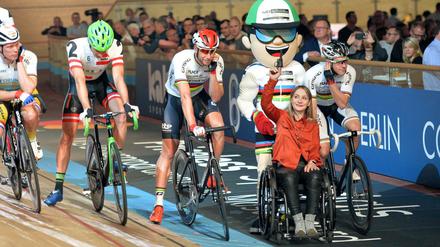 Es geht wieder los im Velodrom: Kristina Vogel gibt den Startschuss. 