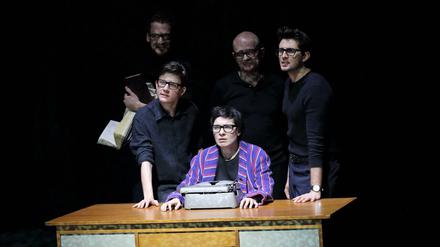 Schreibtischfestung: Fritz Katers "heiner 1-4 (engel fliegend, abgelauscht) umkreist das Phänomen des berühmten Dramatikers - mit Felix Rech, Carina Zichner, Kathrin Wehlisch, Veit Schubert und Bardo Böhlefeld, v.l., auf der kleinen Bühne des BE 