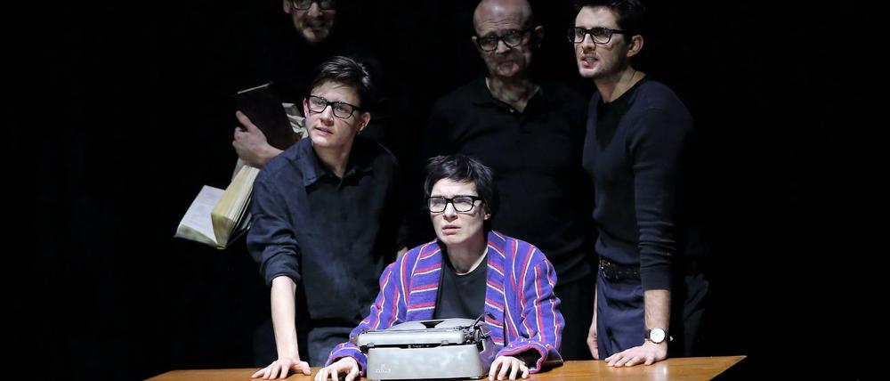 Schreibtischfestung: Fritz Katers "heiner 1-4 (engel fliegend, abgelauscht) umkreist das Phänomen des berühmten Dramatikers - mit Felix Rech, Carina Zichner, Kathrin Wehlisch, Veit Schubert und Bardo Böhlefeld, v.l., auf der kleinen Bühne des BE 