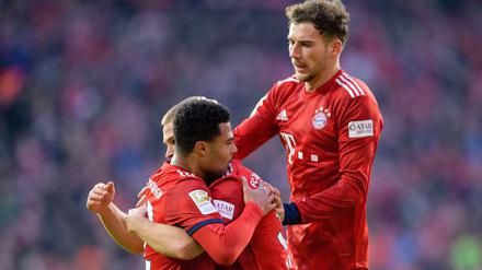 Läuft doch. Joshua Kimmich (hinten), Torschütze Serge Gnabry und Leon Goretzka (r) vom FC Bayern München jubeln über den Treffer zum 2:1. 