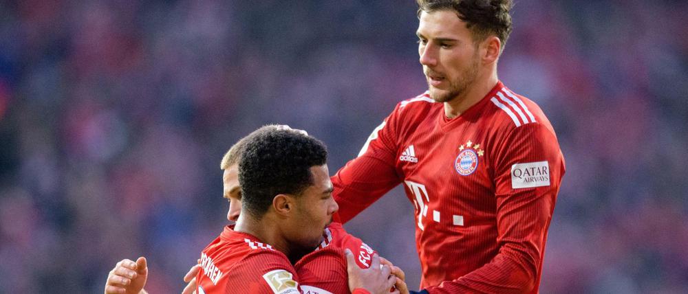 Läuft doch. Joshua Kimmich (hinten), Torschütze Serge Gnabry und Leon Goretzka (r) vom FC Bayern München jubeln über den Treffer zum 2:1. 