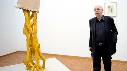 Claes Oldenburg im Museum Ludwig vor seinem Werk "Shoestring Potatoes, Spilling from a Bag, 1966". 