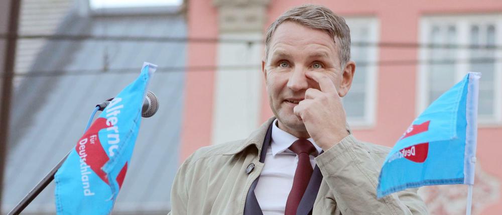 Der Verfassungsschutz hält es für möglich, dass der rechtsnationale "Flügel" von Thüringens Partei- und Fraktionschef der AfD, Björn Höcke, den Kurs der gesamten Partei beeinflusst hat.