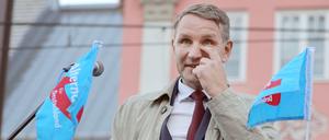 Der Verfassungsschutz hält es für möglich, dass der rechtsnationale "Flügel" von Thüringens Partei- und Fraktionschef der AfD, Björn Höcke, den Kurs der gesamten Partei beeinflusst hat.