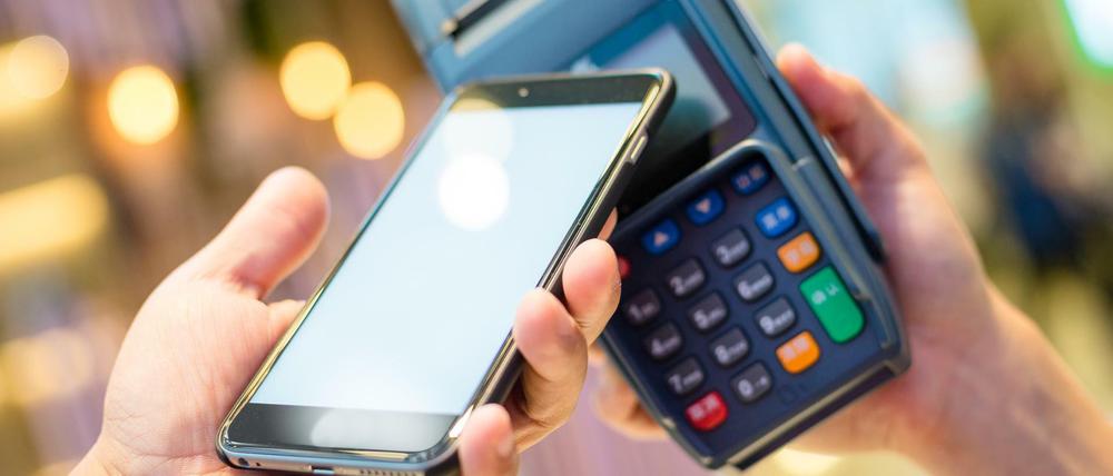 Auch das Kassenpersonal kennt sich zum Teil noch nicht mit dem mobilen Bezahlen aus.