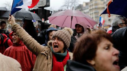 Demonstranten protestieren gegen die "Gelbwesten" und die mit ihnen verbundenen Ausschreitungen und Gewalt. 