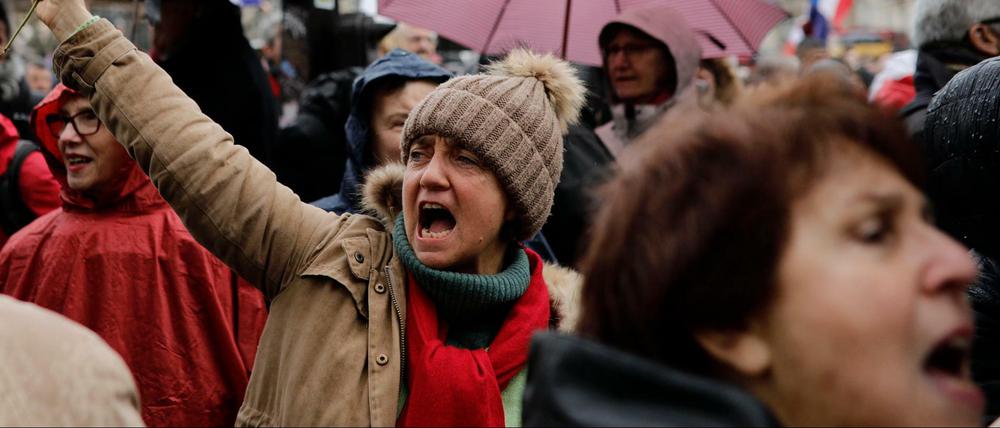 Demonstranten protestieren gegen die "Gelbwesten" und die mit ihnen verbundenen Ausschreitungen und Gewalt. 