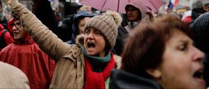 Demonstranten protestieren gegen die "Gelbwesten" und die mit ihnen verbundenen Ausschreitungen und Gewalt.