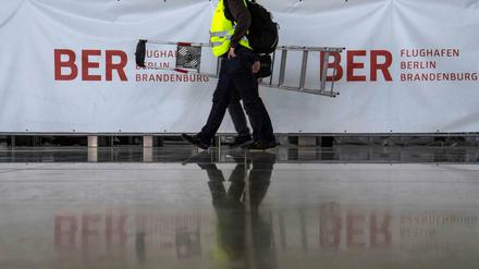 Baustelle BER in Schönefeld. Mit der geplanten Eröffnung muss die Lufthansa Technik raus aus einer Halle. Ob sie eine neue bauen will, lässt sie derzeit offen.