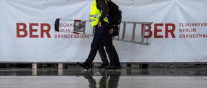 Baustelle BER in Schönefeld. Mit der geplanten Eröffnung muss die Lufthansa Technik raus aus einer Halle. Ob sie eine neue bauen will, lässt sie derzeit offen.