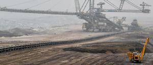 Brandenburg: Blick bei trüben Winterwetter auf einen Absetzer im Braunkohletagebau Welzow-Süd der Lausitz Energie Bergbau AG (LEAG).