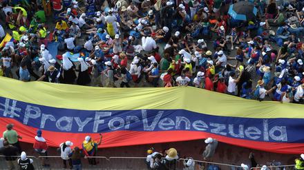 Beten für ein geschundenes Land. Teilnehmer des Weltjugendtages in Panama tragen am Donnerstag ein Banner.