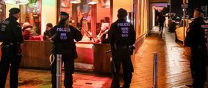 Polizisten sichern während einer Razzia von Zoll und Polizei eine Shisha-Bar in Bochum. 