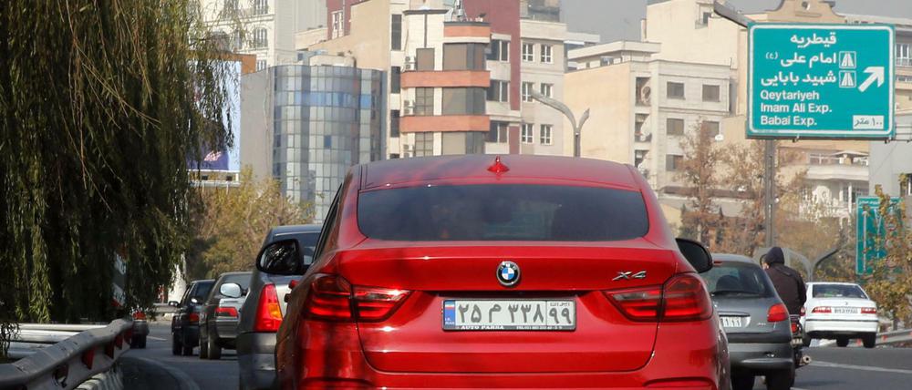 Ein Auto aus deutscher Produktion auf einer Autobahn in Teheran. Die Bundesregierung will deutschen Firmen auch künftig Geschäfte mit dem Iran ermöglichen.