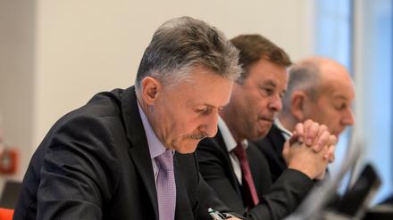 Karl-Heinz Schröter (SPD/l-r), Christian Görke (Die Linke) und Dietmar Woidke (SPD).