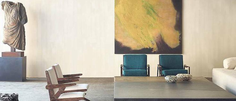 Passt perfekt. Der belgische Händler Axel Vervoordt hat ein Gespür dafür, wie man römische Antiken mit Möbeln des Mid Century und Metall-Skulpturen des Nouveau Réalisme von César arrangiert.