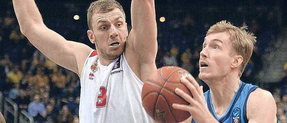 Auf Kikanovic müssen sie aufpassen: Hier will der Bosnier einen Ball vom Alba-Spieler Giffey blocken. 