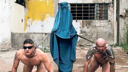 Kurz angebunden. Katarzyna Kozyras „Homo Quadrupeds Blue“ (2018).