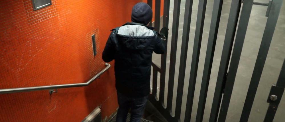 "Schlüssel zu Stadt" nennen die Künstler ihre Aktion. Sie schließen U-Bahnhöfe für Obdachlose auf.
