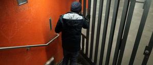 "Schlüssel zu Stadt" nennen die Künstler ihre Aktion. Sie schließen U-Bahnhöfe für Obdachlose auf.