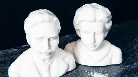 Revolutionsmerchandising. Karl Liebknecht und Rosa Luxemburg als Pfeffer- und Salzstreuer.