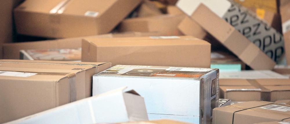 Insgesamt fand die Polizei über 900 Pakete.