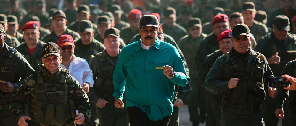 Venezuelas Staatschef Maduro bei einer Militärübung