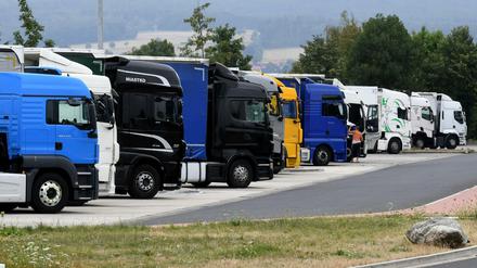 Lastwagen auf einem Parkplatz an einer Autobahn
