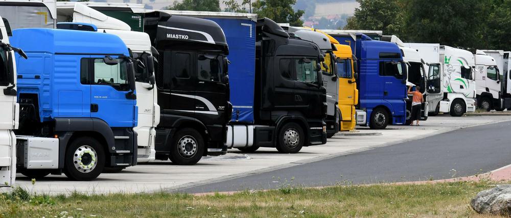 Lastwagen auf einem Parkplatz an einer Autobahn 