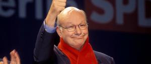 Walter Momper im Jahr 1999 bei einer Wahlkampfveranstaltung in Berlin - mit seinem roten Schal.